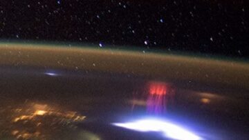 Πραγματικό red sprite, φωτογραφία αρχείου NASA/ISS στις10 Αυγούστου2015 κοντά στο Ελ Σαλβαδόρ — όχι από την Κορσική.