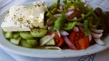 Φωτογραφία χωριάτικης σαλάτας με ντομάτα, αγγούρι, κρεμμύδι, πράσινη πιπεριά, μαύρες ελιές και φέτα.